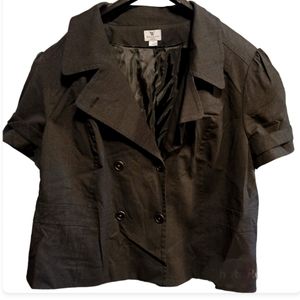 Black Worthington Women jacket/blazer emphazises on curves, short sleeves.